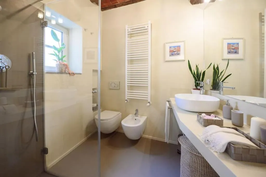 Apartment Corte Paolina - Charming Courtyard Inside Lucca Italy