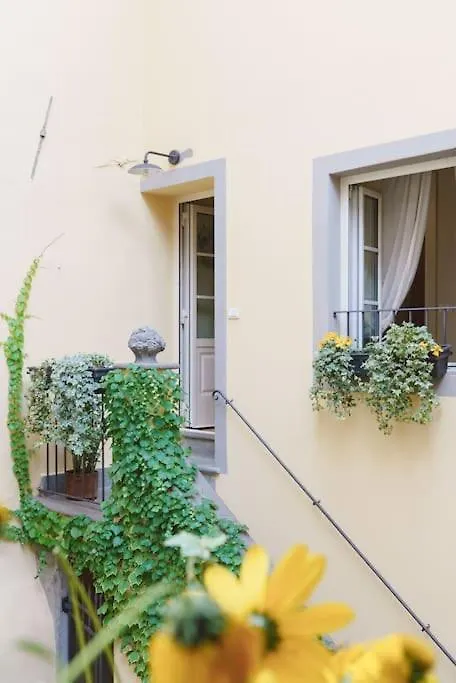 Corte Paolina - Charming Courtyard Inside Lucca