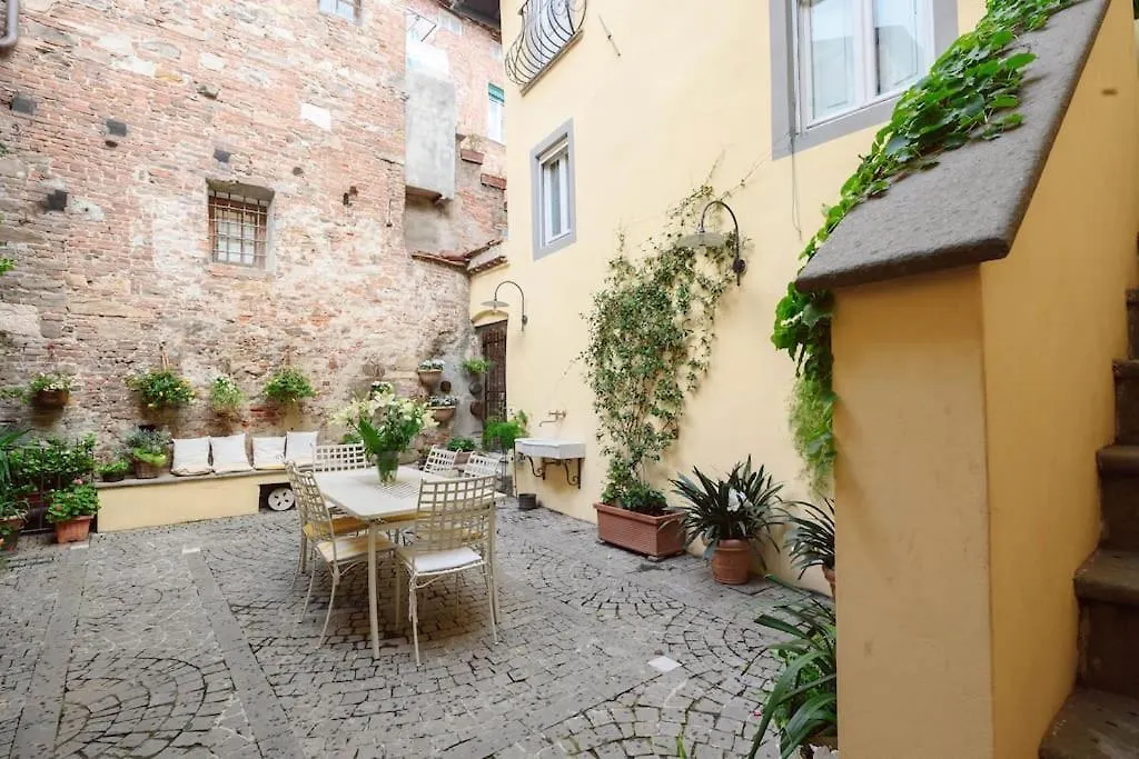 Corte Paolina - Charming Courtyard Inside Lucca