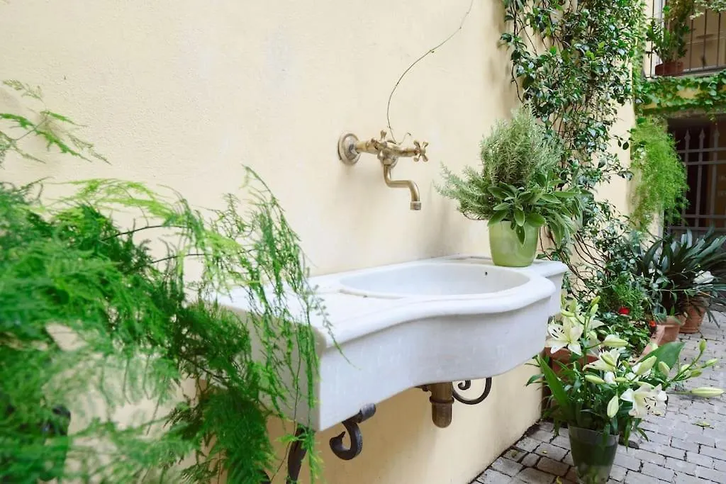 Corte Paolina - Charming Courtyard Inside Lucca 0*,  Italy